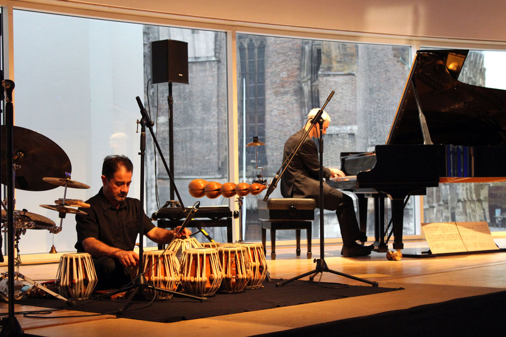 Ravi Srinivasan und Antonis Anissegos spielen auf der Bühne