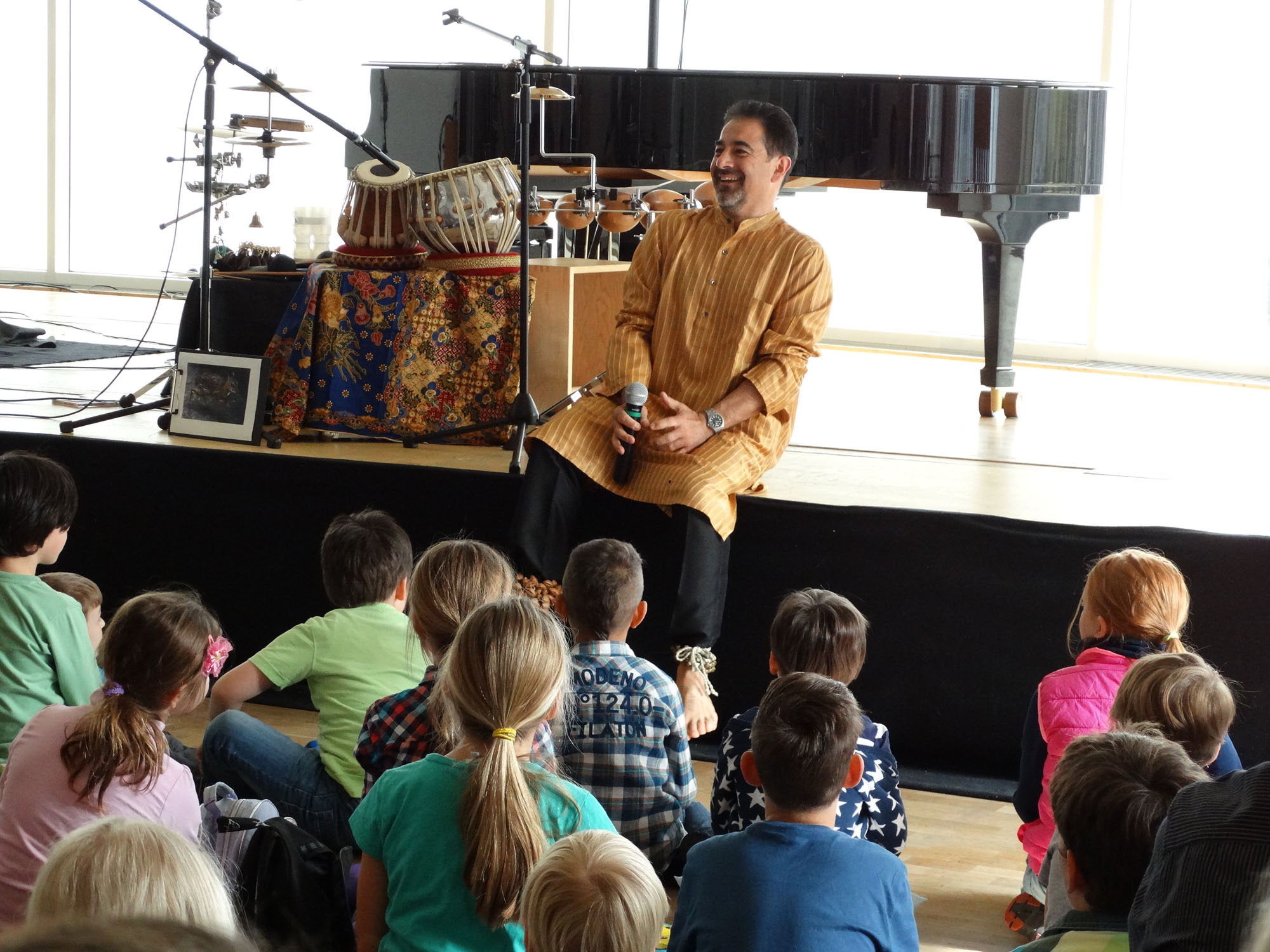 Kinderkonzert mit Ravi Srinivasan: Auf der Bühne im Gespräch mit den jungen Zuschauern