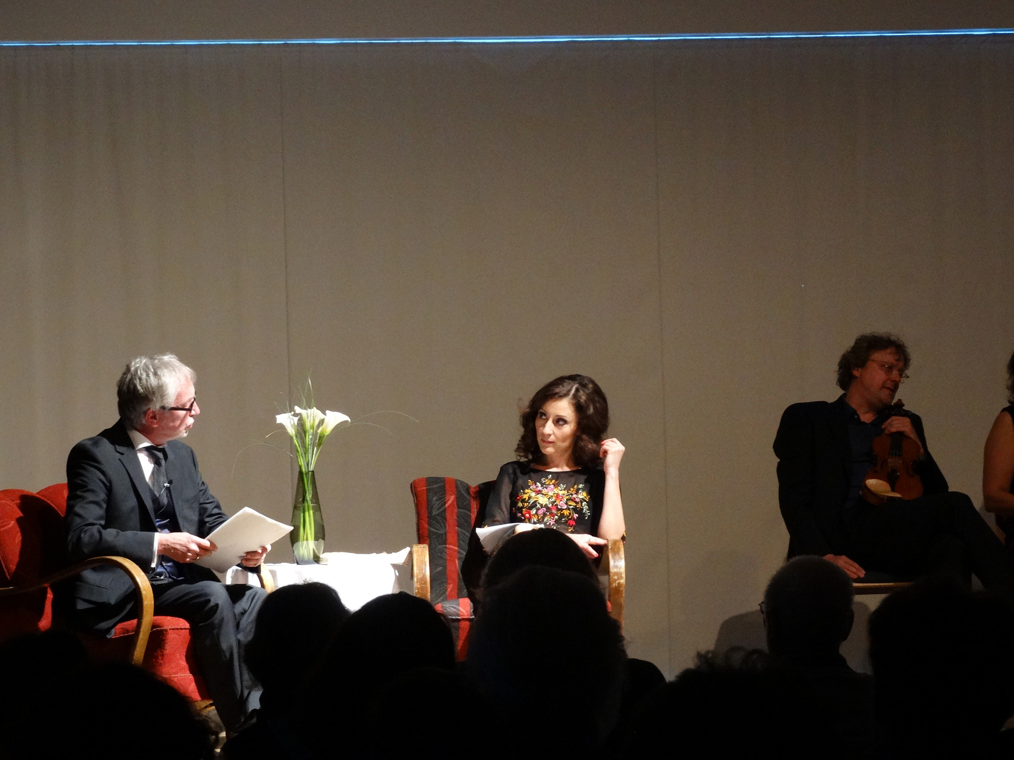 Salon Lulu. Operndirektor Matthias Kaiser und Maria Rosendorfsky als Lulu sprechen über Schönheit. 