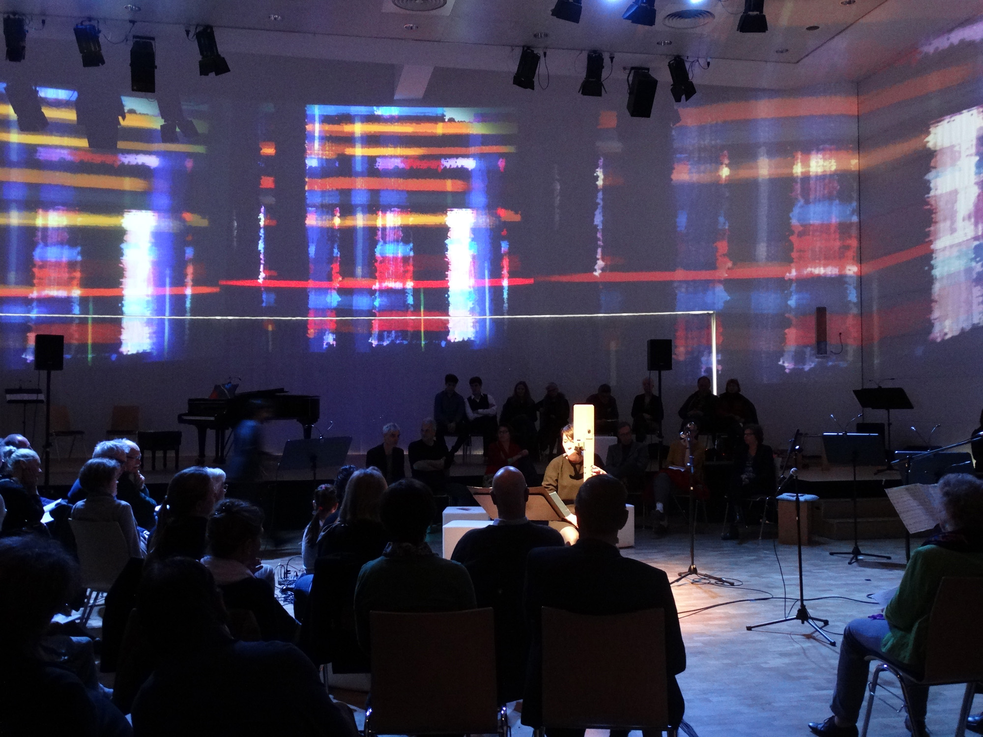 Miako Klein spielt auf der Bühne (Bassblockflöte)