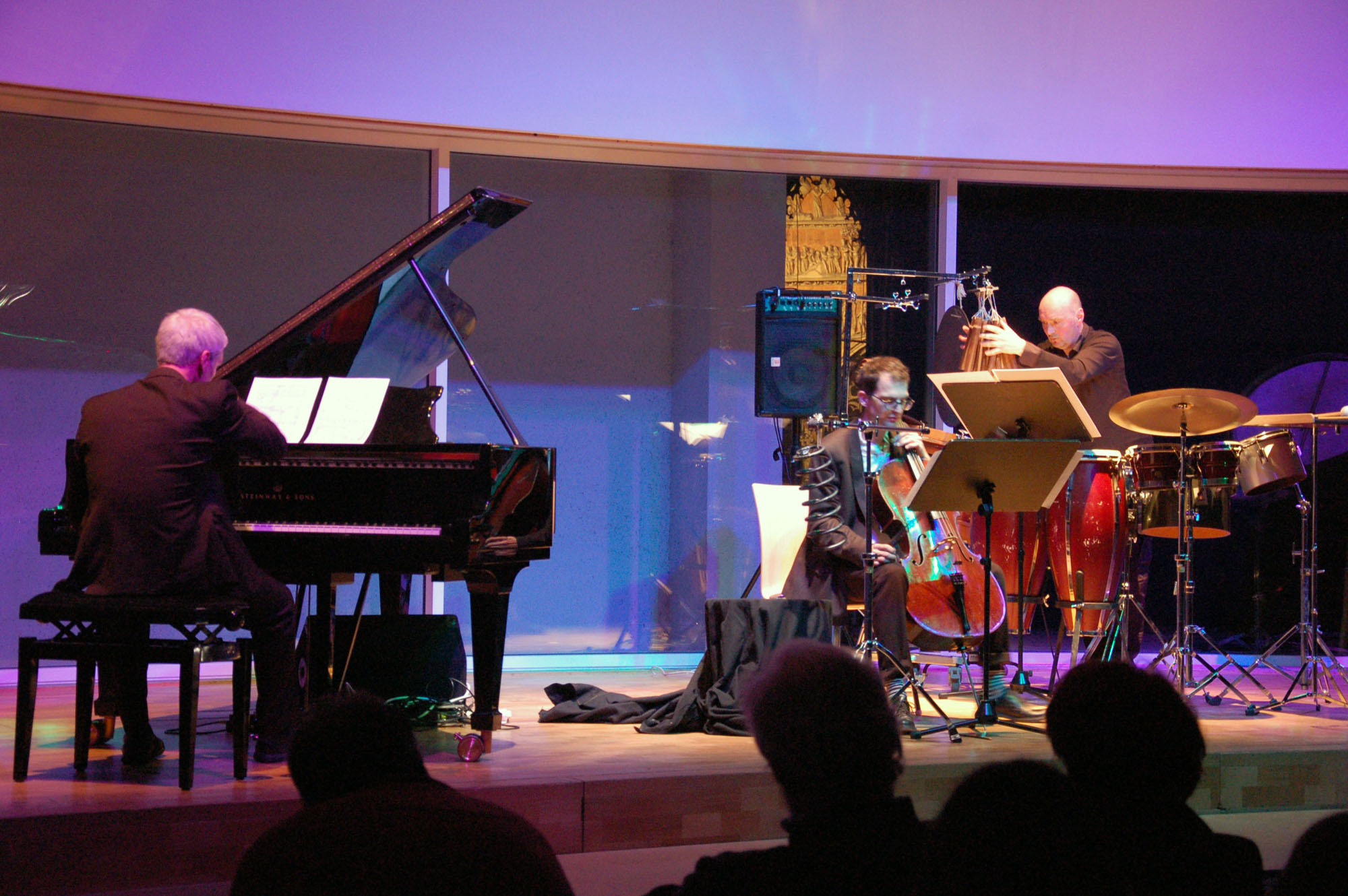 Antonis Anissegos (Klavier), Mathis Mayr (Cello) und Jürgen Grözinger (Schlagzeug) beim Spielen einer Komposition von Samir Odeh-Tamimi.