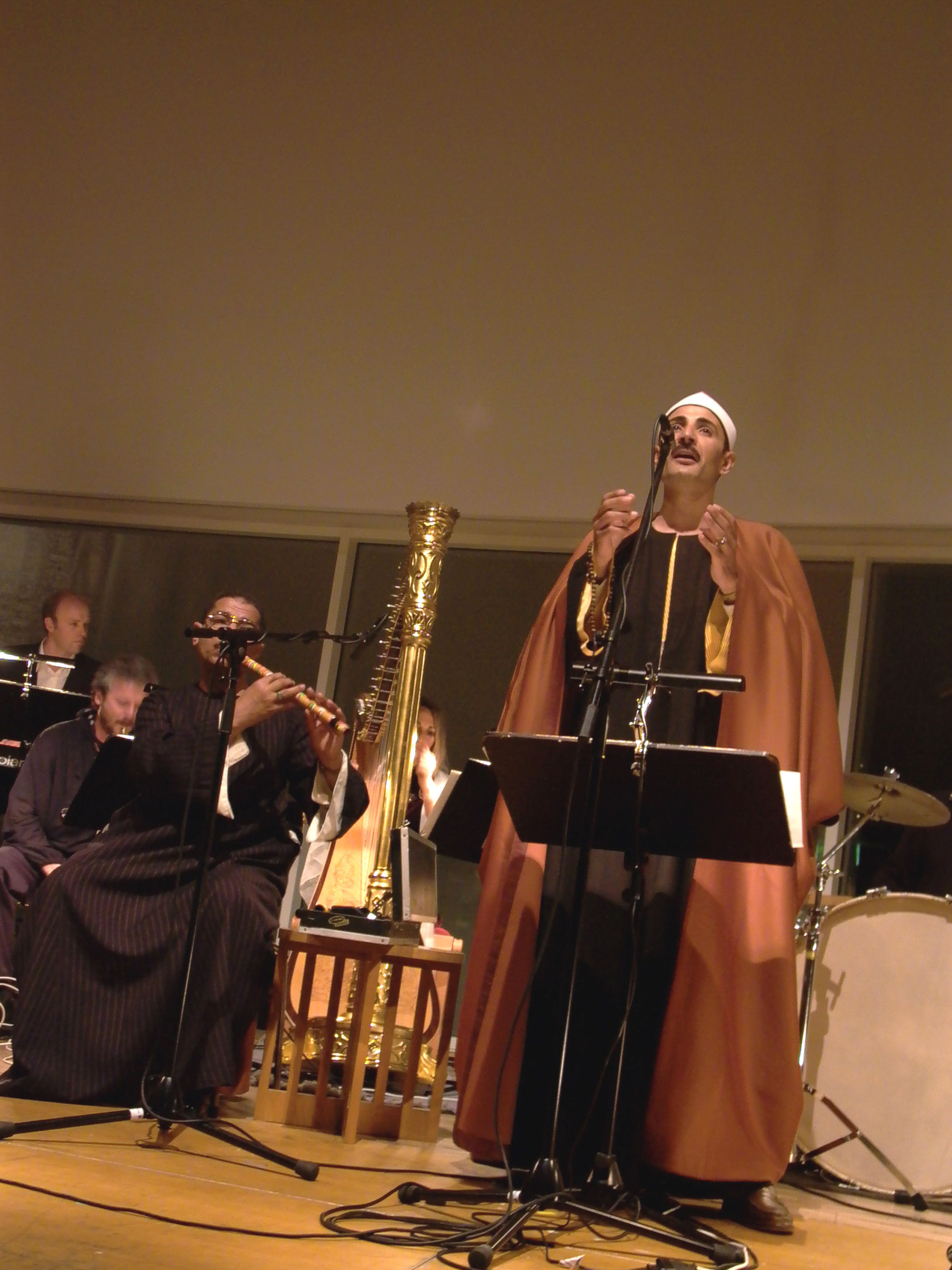 Scheikh Arabi Farag (re.), Ahmad Arnab und Musiker des European Music Project gemeinsam auf der Stadthausbühne