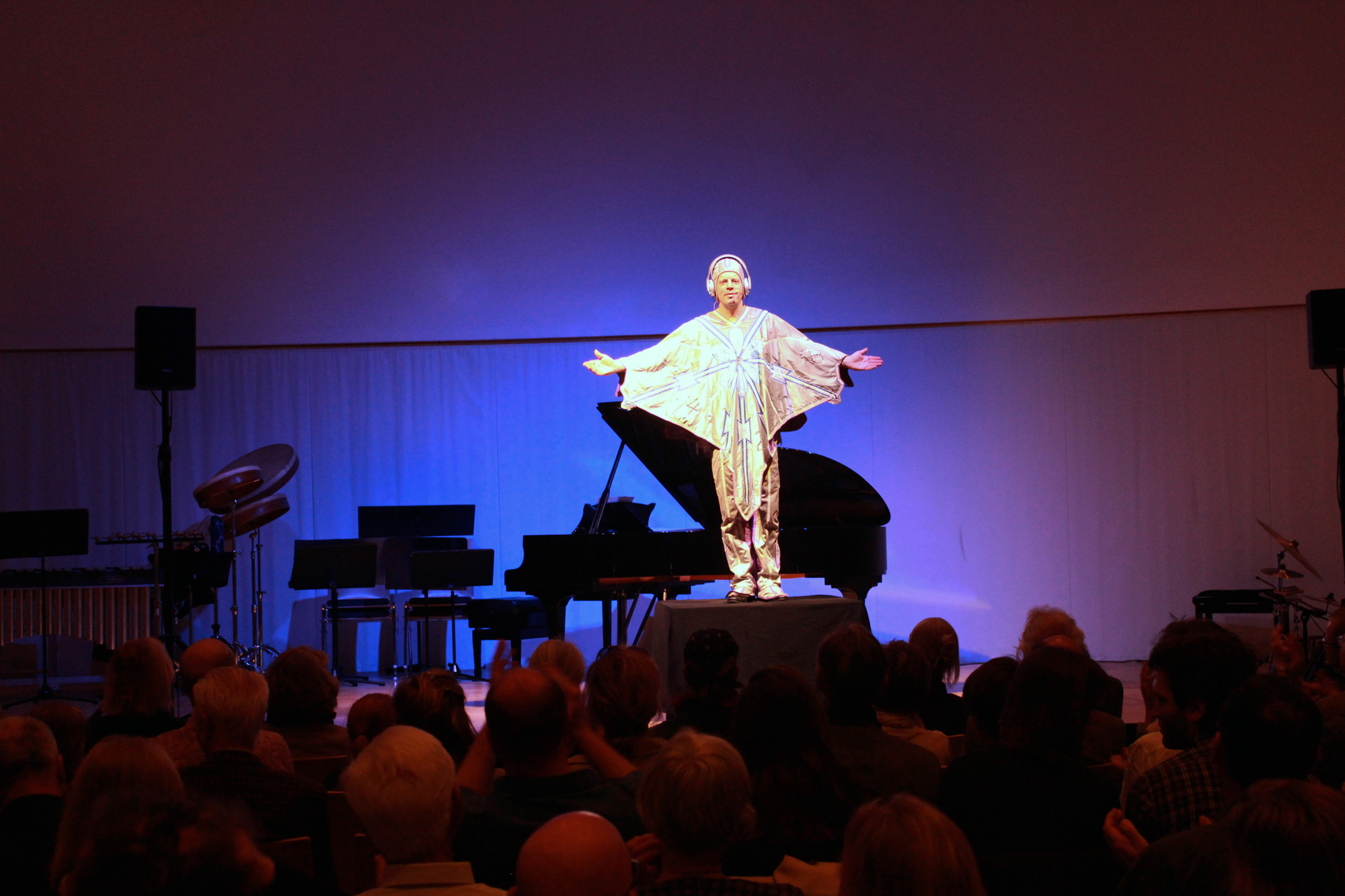 Nicholas Isherwood steht auf der Bühne interpretiert "Capricorn" von Karlheinz Stockhausen.
