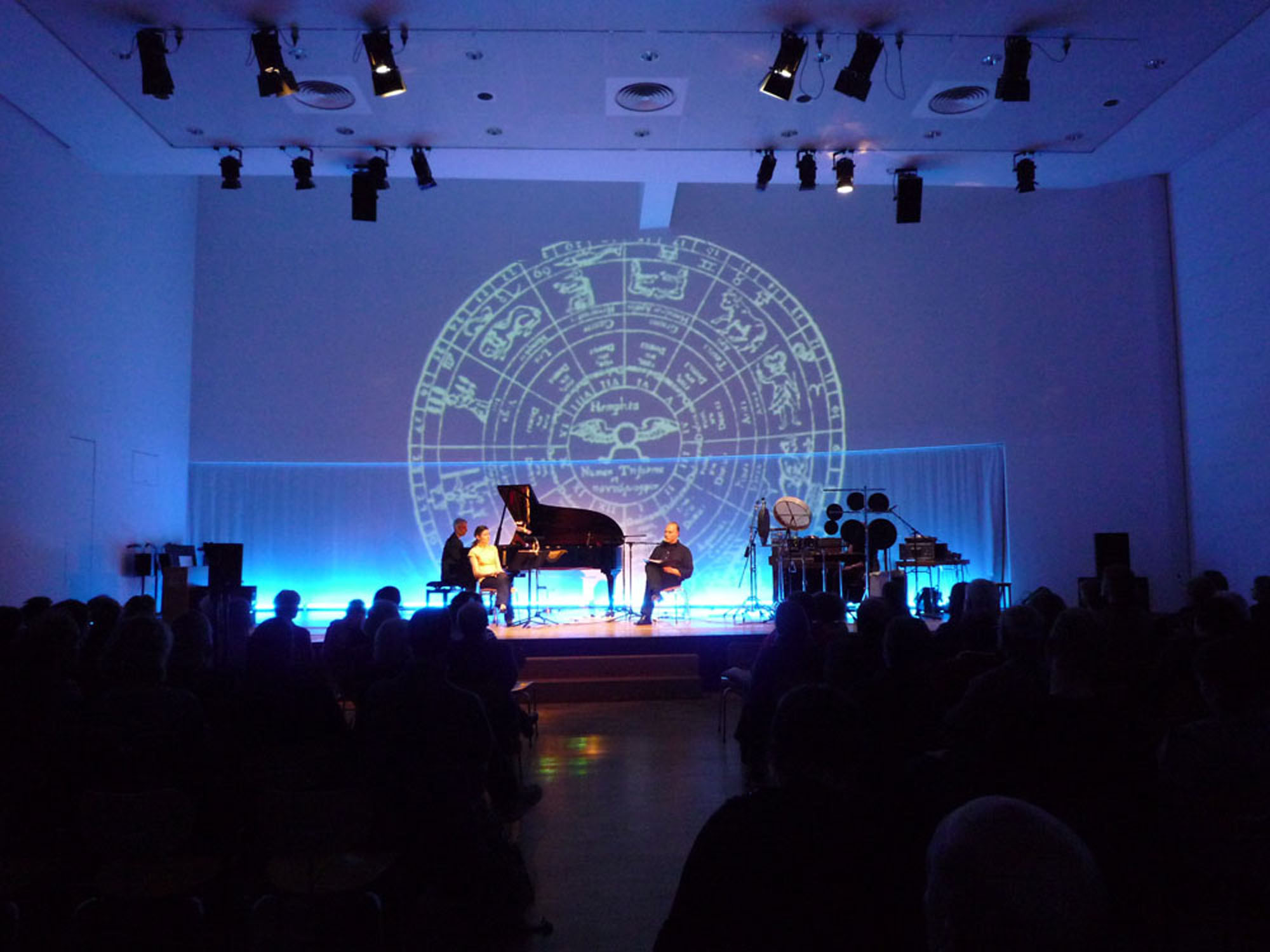 Late Night "Sternenstaub". Mit Jan Gebauer (Sprecher), Antonis Anissegos (Klavier), Maria Rosendorfsky (Sopran) und Haegar (Visuals).