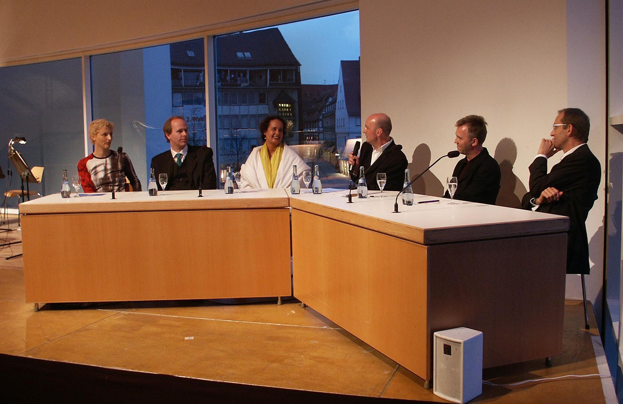 Wer braucht Neue Musik? Im Stadthaus diskutierten (von links): Andrea Edel (Kulturamtsleiterin in KL), Johannes Rieger (Dirigent), Maria de Alvear (Komponistin), Jürgen Grözinger, Bernd Franke (Komponist) und Rolf W. Stoll (Neue Zeitschrift für Musik).