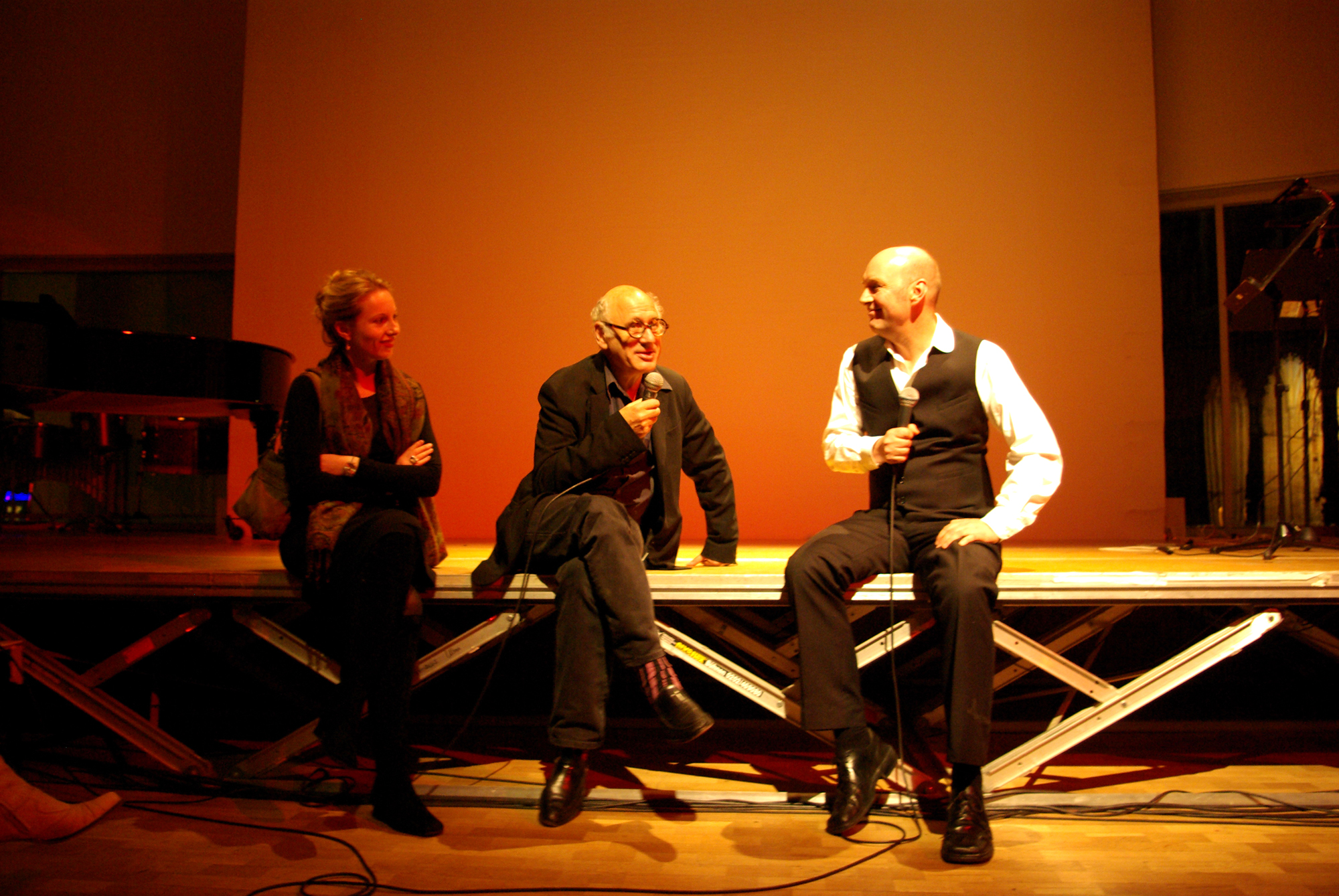Special Guest Michael Nyman im Stadthaus Jürgen Grözinger (re.) im Gespräch mit Komponist Michael Nyman. Links: Annette Gentz.