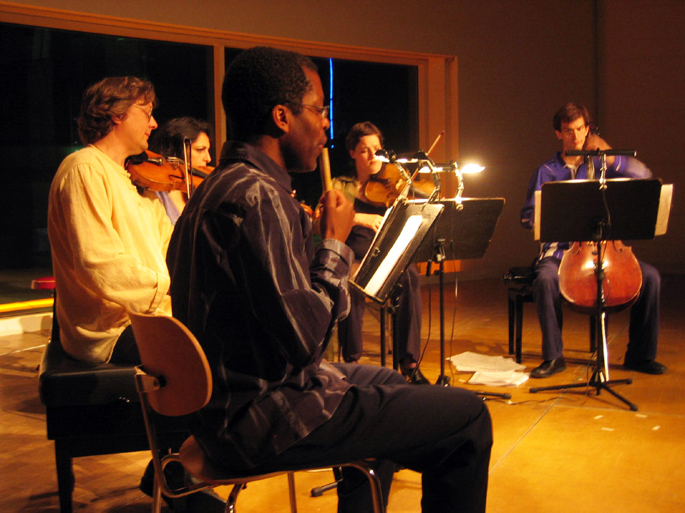 Patrick Bebey (vorne) und das Streichquartett des European Music Projects auf der Stadthausbühne