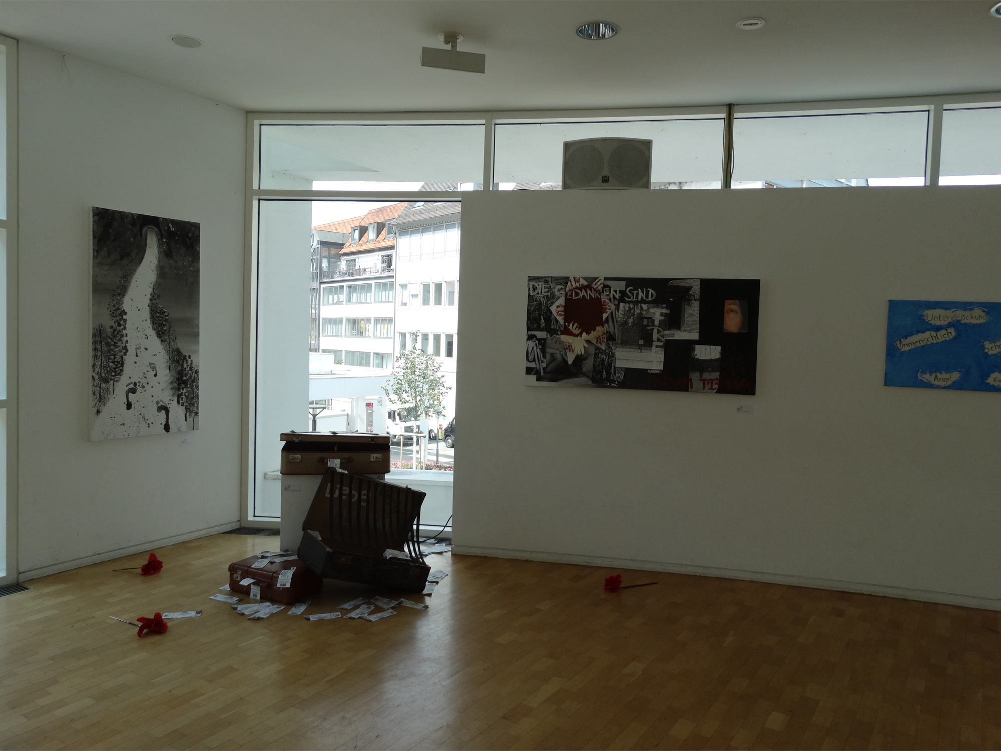 Kofferinstallation in der Ausstellung im Stadthaus 