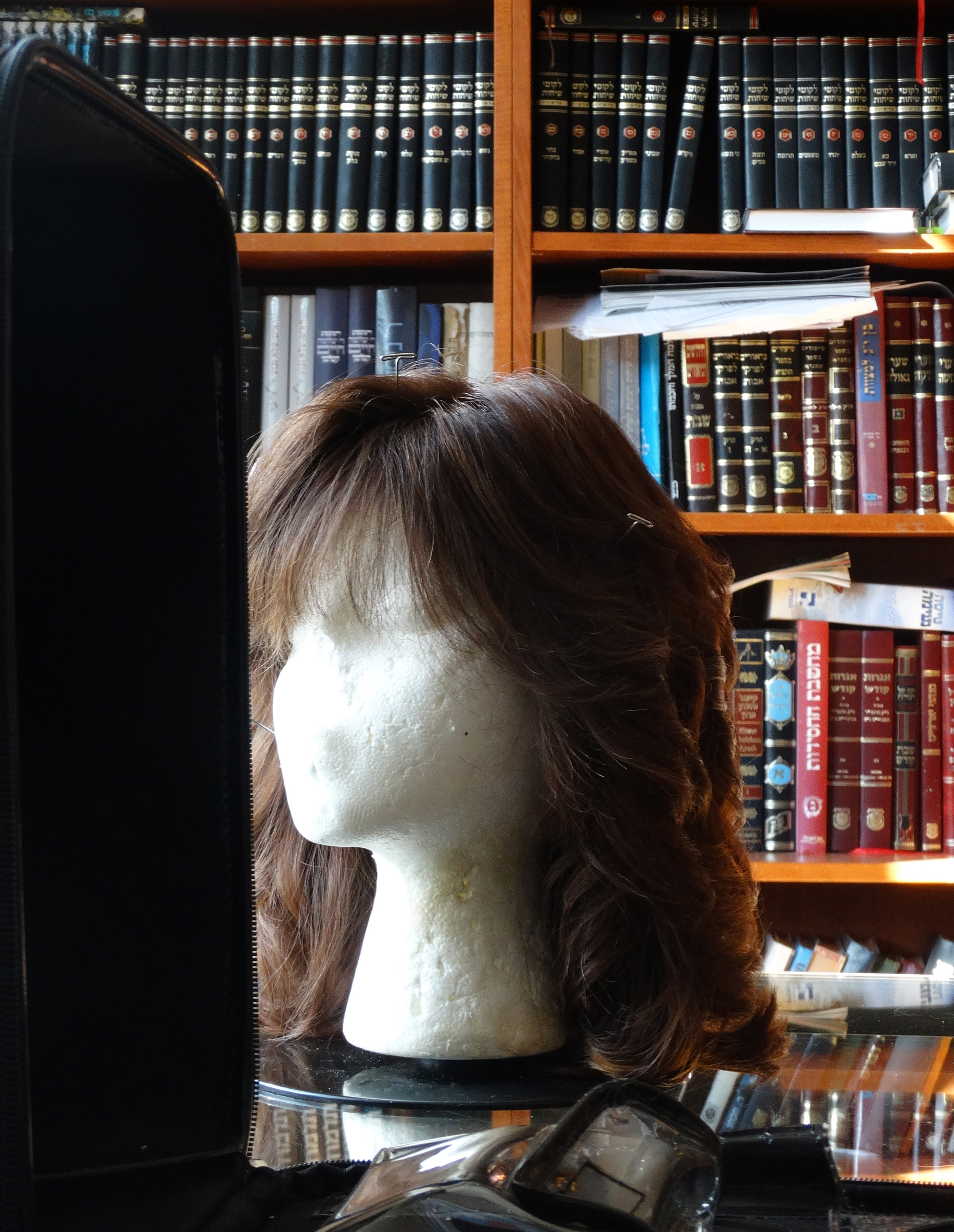 Perücke einer jüdischen Interviewpartnerin Perücke einer Jüdischen Interviewpartnerin vor einem Bücherregal