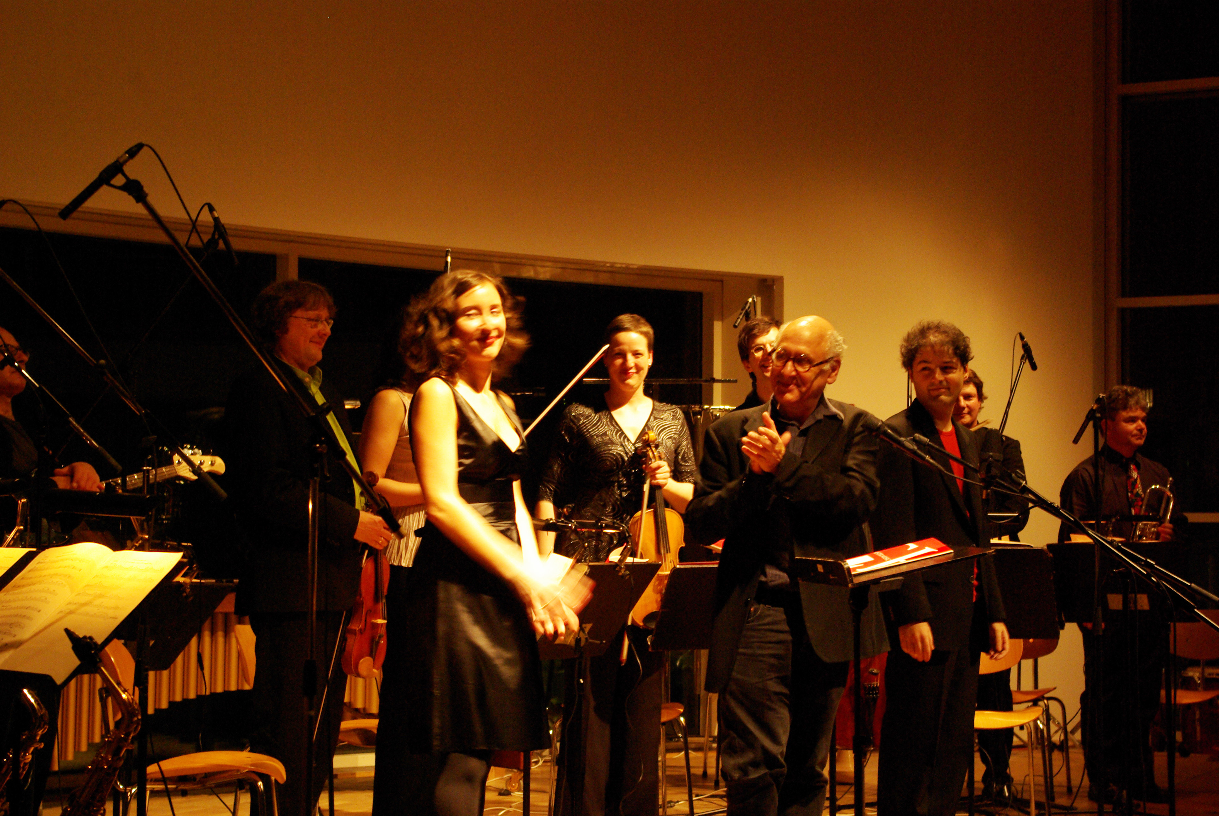 Maria Rosendorfsky, Michael Nyman und European Music Project. Nach der deutschen Erstaufführung der Sonetti Lussoriosi. Der Komponist Michael Nyman applaudiert der Sopranistin Maria Rosendorfsky