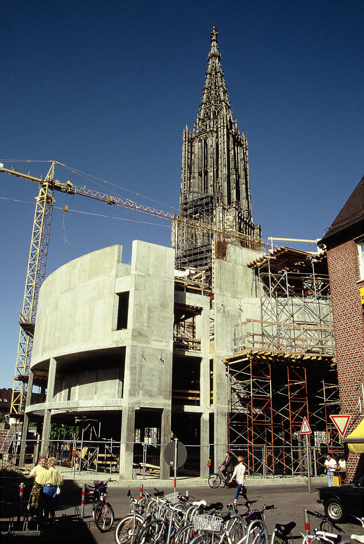 Rohbau des Stadthauses mit dem Münsterturm im Hintergrund Rohbau des Stadthauses mit dem Münsterturm im Hintergrund