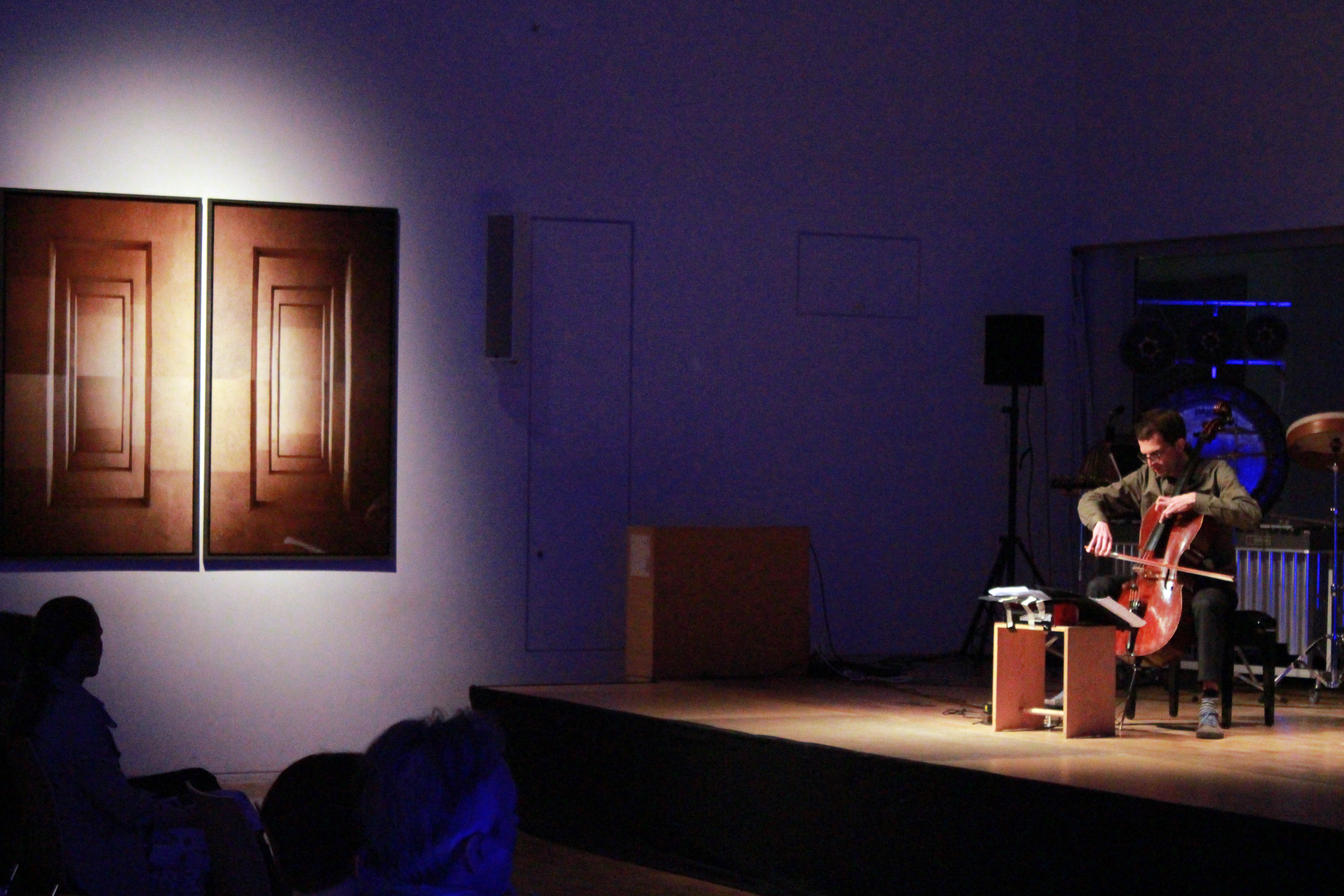 Mathis Mayr (Cello) in Morton Feldmans "Patterns In A Chromatic Field" im Stadthaussaal