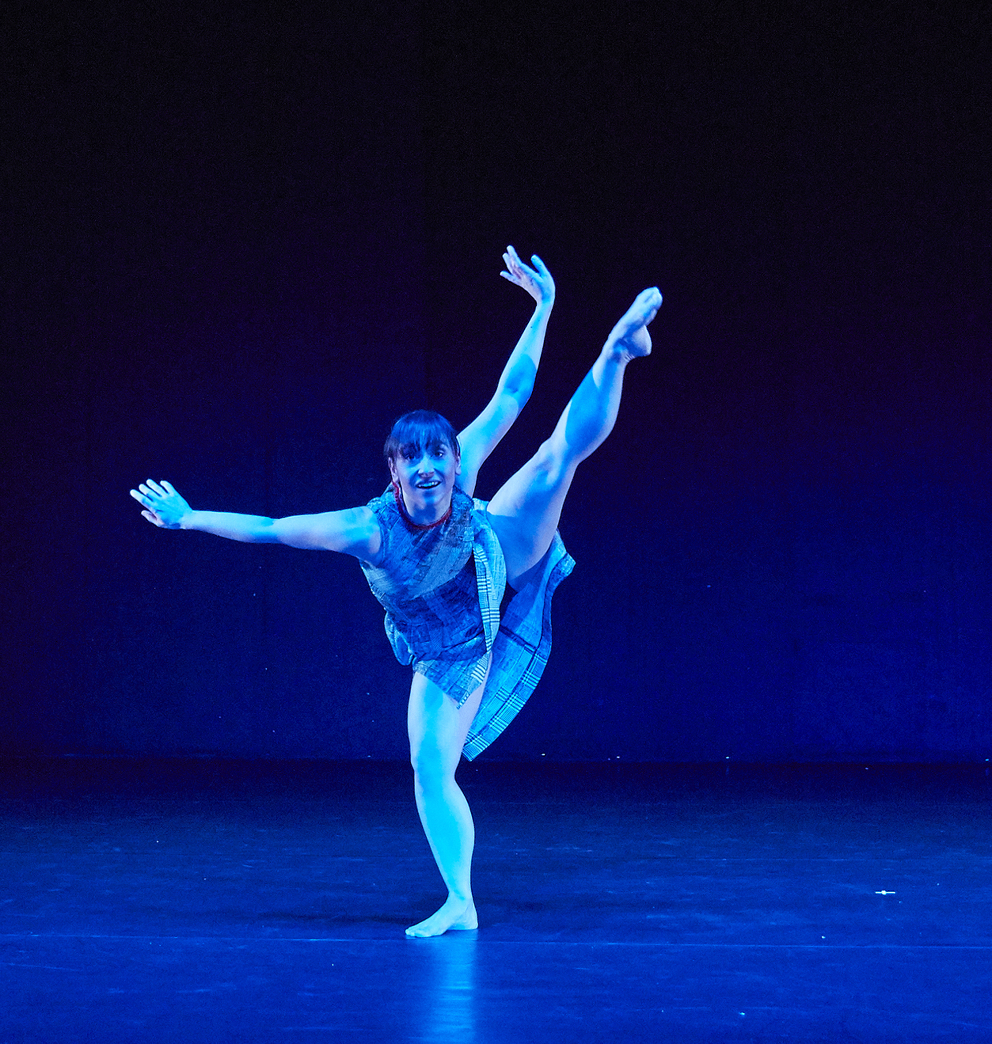 Tänzerin Ines Meißner. Foto: Nik Schölzel Tänzerin Ines Meißner in blauem Licht. Foto: Nik Schölzel