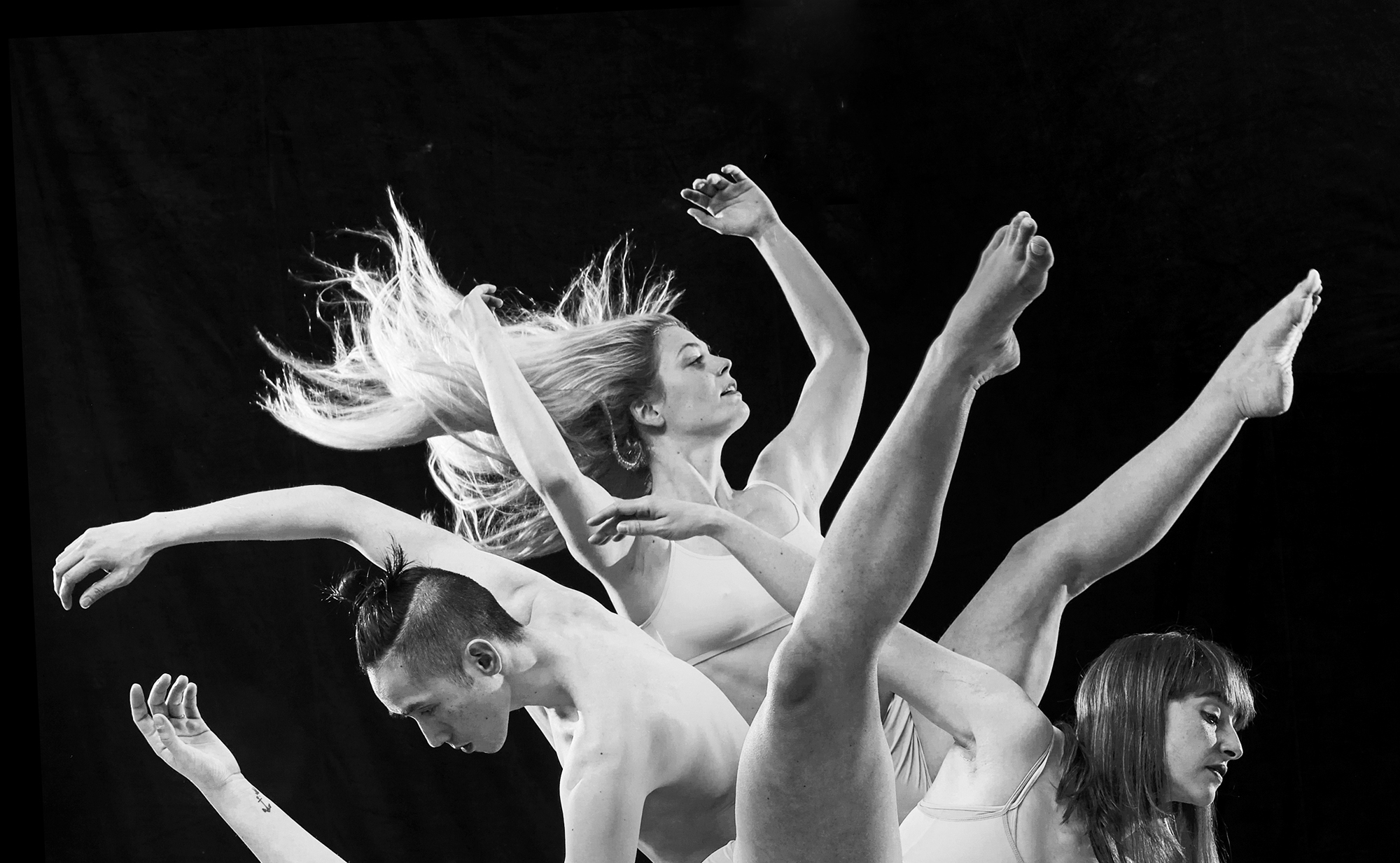TanzGedicht. Foto: Nik Schölzel Fotografie von Tänzerinnen und einem Tänzer, hochgestreckte Arme und Beine. Foto: Nik Schölzel
