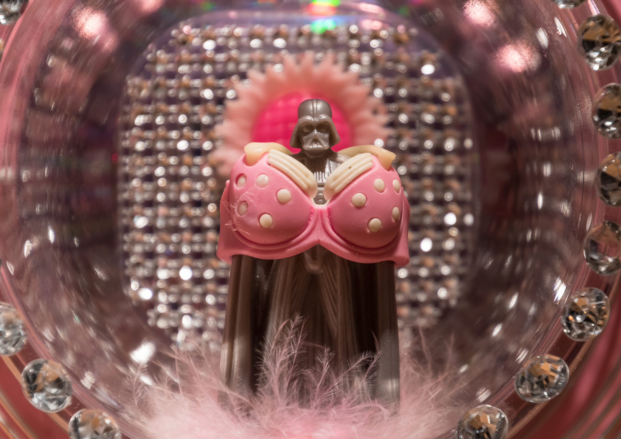 Graue Darth Vader-Figur mit rosa Bikinioberteil - eine Installation von Heike Sauer in rosa-glitzernem Design
