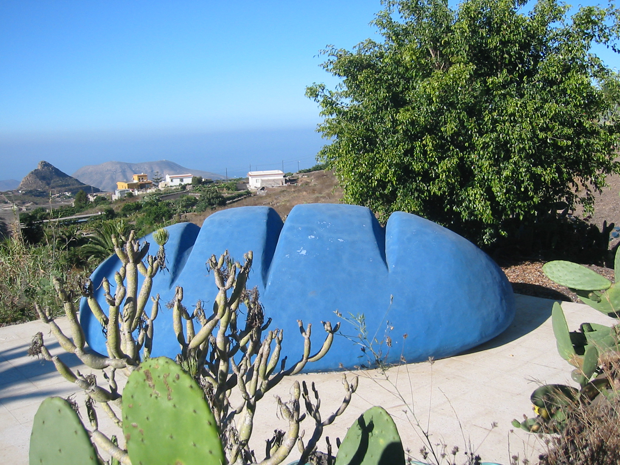 Ein blaues Brot von Thomas Kahl in Mariposa, Teneriffa. Foto: Raimund Kast Ein blaues Brot von Thomas Kahl in Mariposa, Teneriffa. Foto: Raimund Kast