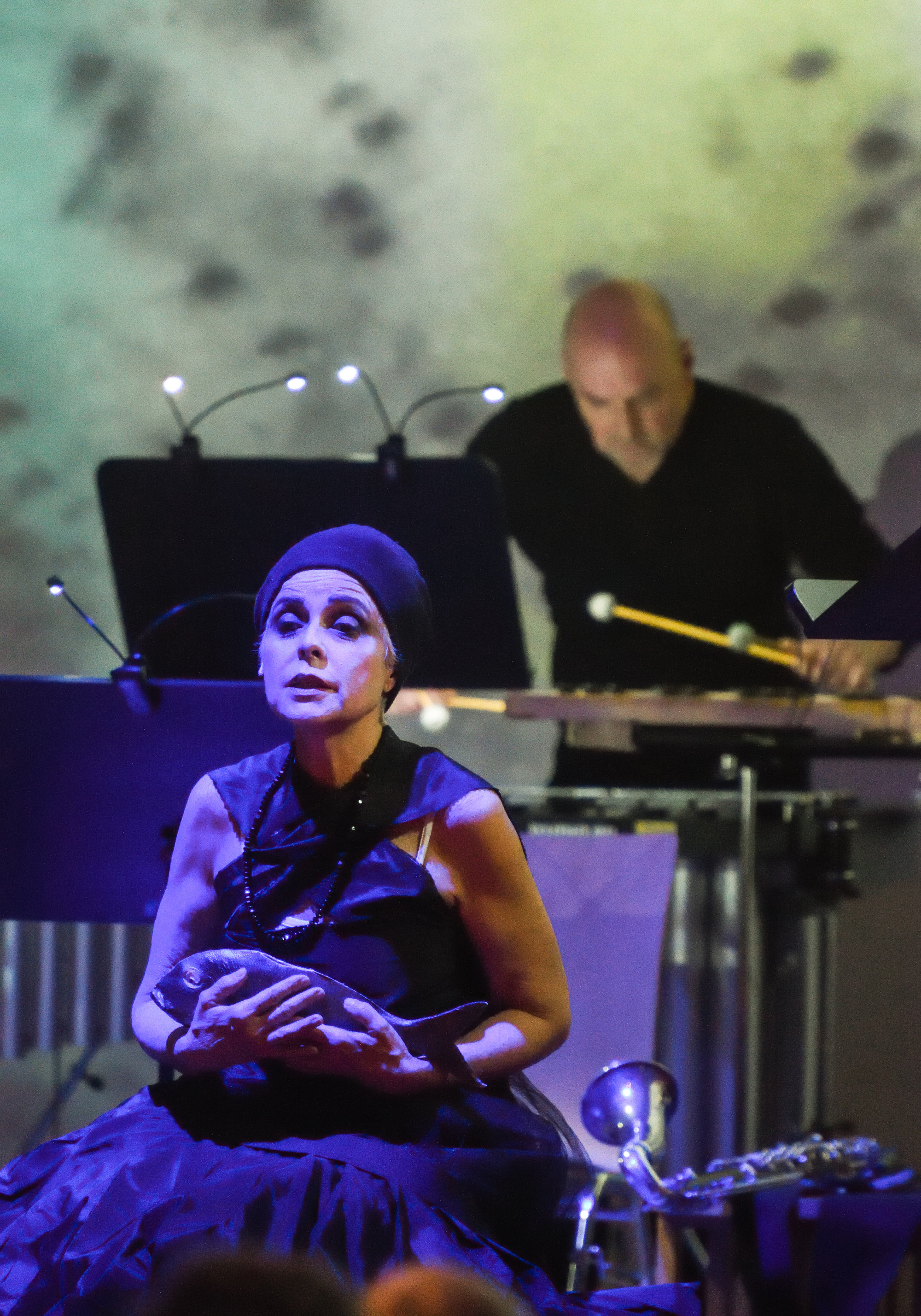 Foto von Sängerin Anna Clementi, 2018 im Stadthaus. Im Hintergrund: Percussionist Jürgen Grözinger. Foto: Udo Eberl