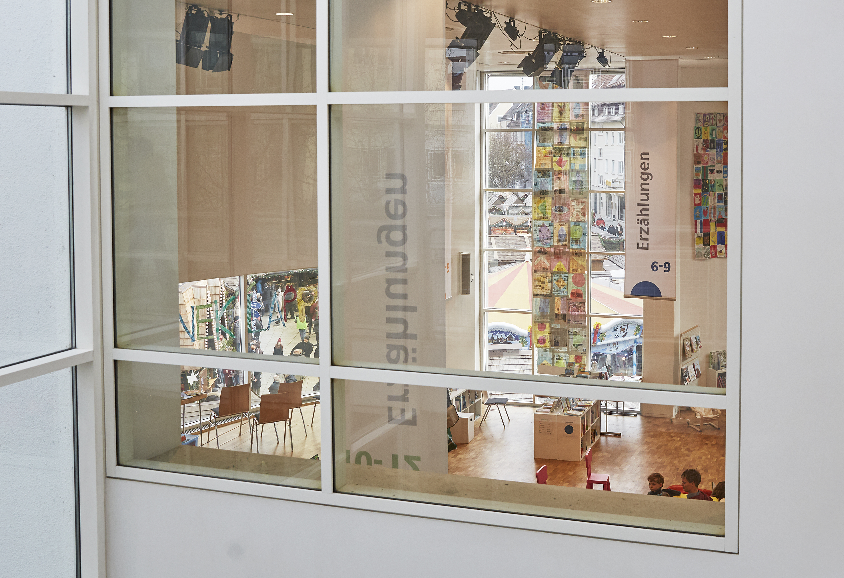 Blick in den Stadthaus-Saal. Foto: Nik Schölzel Blick in den Stadthaus-Saal, in dem die Ausstellung der Kinderbuchmesse "Kibum" läuft. Foto: Nik Schölzel