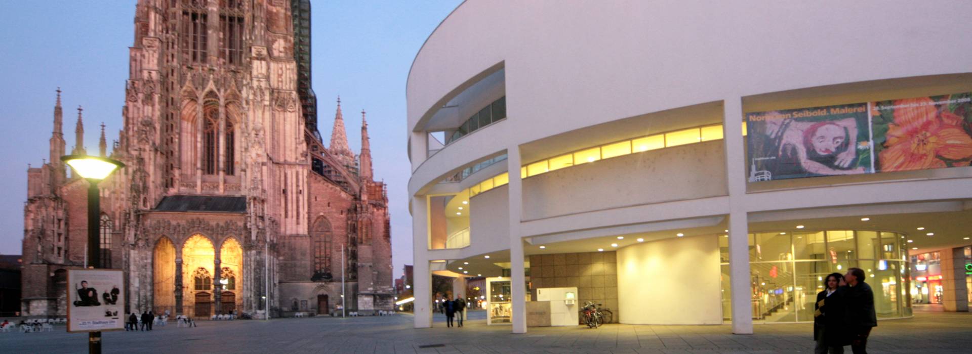 Das Ulmer Münster und das Stadthaus während der abendlichen Dämmerung. Foto: Ulm/Neu-Ulm Touristik GmbH - Stadtarchiv Ulm Das Ulmer Münster und das Stadthaus während der abendlichen Dämmerung. Foto: Ulm/Neu-Ulm Touristik GmbH - Stadtarchiv Ulm