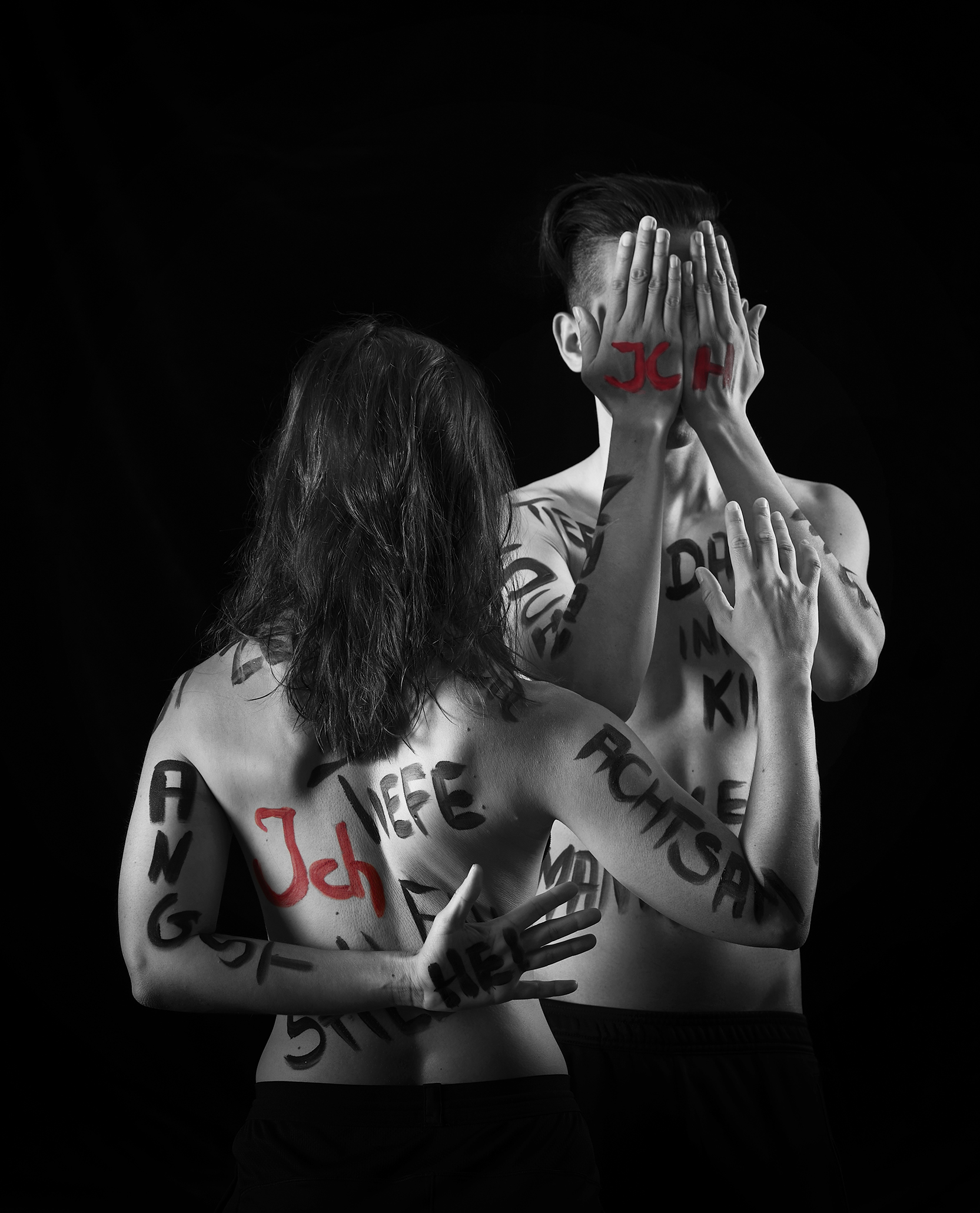 Foto einer Frau von hinten und eines Mannes von vorn. Auf beiden Körpern sind Worte groß geschrieben. Das Titelbild der Tanzperformance "Me, Myself & I" der Strado Compagnia Danza stammt von Nik Schölzel