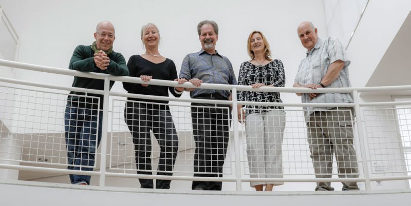 Der Vorstand des Fördervereins "Freunde der neuen Musik im Stadthaus Ulm e.V." im Stadthaus: Rainer Schlenz (stellv. Vorsitzender), Reinhild Mergenthaler (ehem. Vorsitzende), Martin-Ulrich Läpple-Hillmann (Vorsitzender), Sylvia Kühn-Padròs (stellv. Vorsitzende, Kassenwartin) und Theo Kinder (Schriftführer) Der Vorstand des Fördervereins "Freunde der neuen Musik im Stadthaus Ulm e.V." lehnen an einem Geländer im Stadthaus: Rainer Schlenz (stellv. Vorsitzender), Reinhild Mergenthaler (ehem. Vorsitzende), Martin-Ulrich Läpple-Hillmann (Vorsitzender), Sylvia Kühn-Padròs (stellv. Vorsitzende, Kassenwartin) und Theo Kinder (Schriftführer)