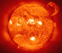 Energieentladungen entlang der Magnetfelder der Sonne Energieentladungen entlang der Magnetfelder der Sonne