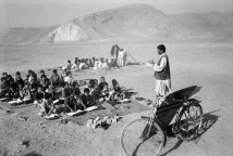 Tarakhil, Afghanistan, 2005. Aus Raumnot findet der Unterricht in der von Japan gestifteten Dorfschule im Freien statt. Der Boden hatte zunächst von Minen gesäubert werden müssen. Tarakhil, Afghanistan, 2005. Aus Raumnot findet der Unterricht in der von Japan gestifteten Dorfschule im Freien statt. Der Boden hatte zunächst von Minen gesäubert werden müssen.