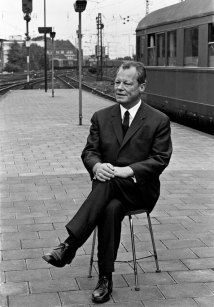 Willy Brandt am Bonner Bahnhof während seiner Wahlkampftour zur Bundestagswahl 1969 Willy Brandt am Bonner Bahnhof während seiner Wahlkampftour zur Bundestagswahl 1969