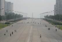 Nordkoreanische Spaziergänger auf einer Hauptstraße in Pyongyang Nordkoreanische Spaziergänger auf einer Hauptstraße in Pyongyang