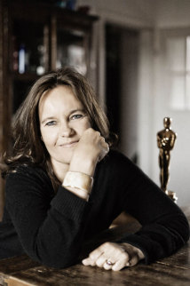 Regisseurin Caroline Link mit Academy Award „Oscar“ für Nirgendwo in Afrika Regisseurin Caroline Link mit Academy Award „Oscar“ für Nirgendwo in Afrika