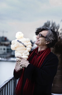 Regisseur Wim Wenders mit Michelin-Mann. IM LAUF DER ZEIT Regisseur Wim Wenders mit Michelin-Mann. IM LAUF DER ZEIT