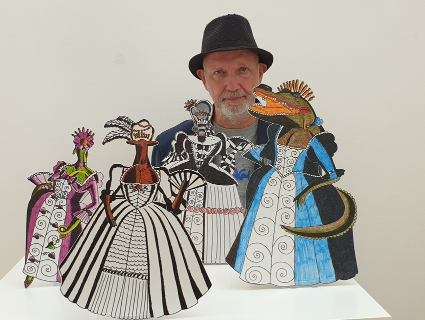 Rudi Bodmeier und seine "Gräfinnen". Foto: Ralf Grimminger Rudi Bodmeier, Künstler (mit Hut), hinter von ihm geschaffenen Figurinen, alle als "Gräfinnen" bezeichnet.