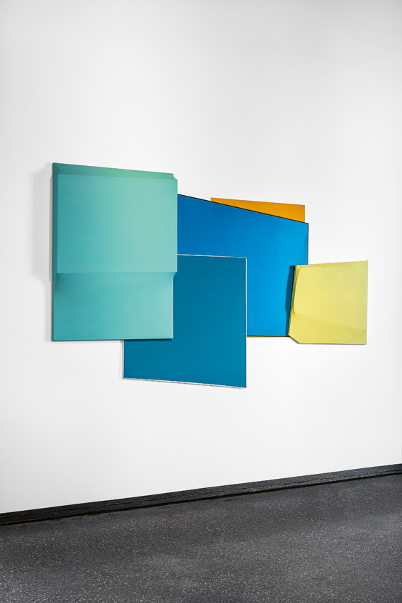 Birte Horn. Installation, standout_3 und 4, Farbfonds, 2021 Wandinstallation monochrome, farbige Platten