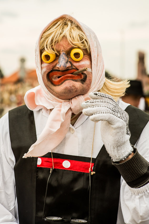 Ein maskierter Mensch im Faschingskostüm und Kopftuch