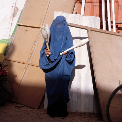 Johanna-Maria Fritz. Afghanistan Vollverschleierte Frau jongliert