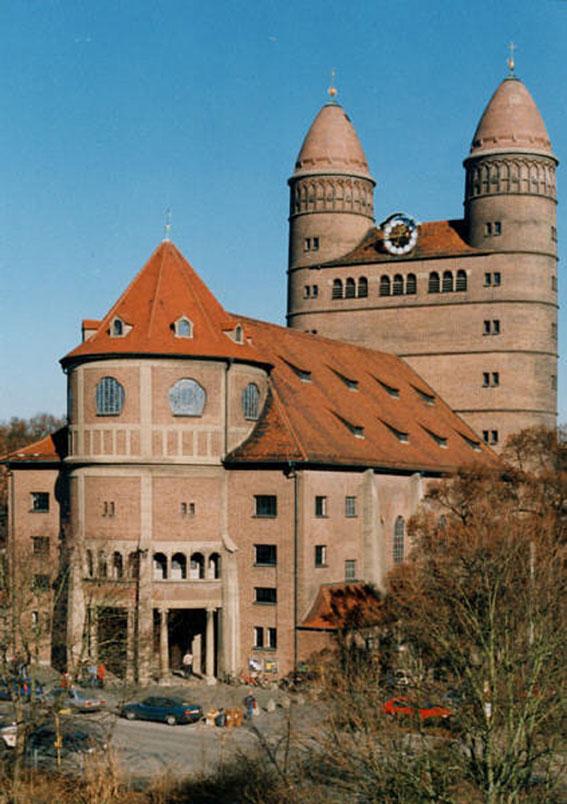 Ulmer Pauluskirche, Westfront mit Vorplatz. Foto: Heinz Stadelmann