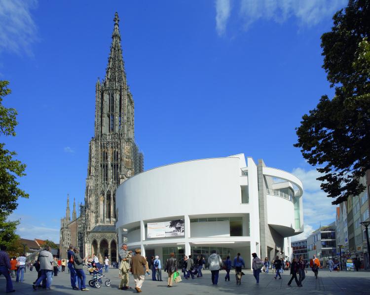 Stadthaus Ulm mit Münster im Hintergrund